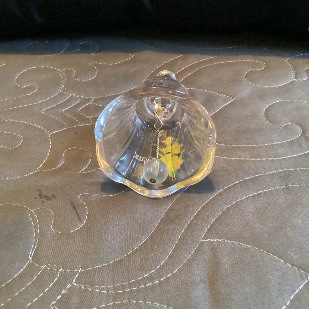 Fenton clear glass August birthday bell with floral design - Picture 4 of 4